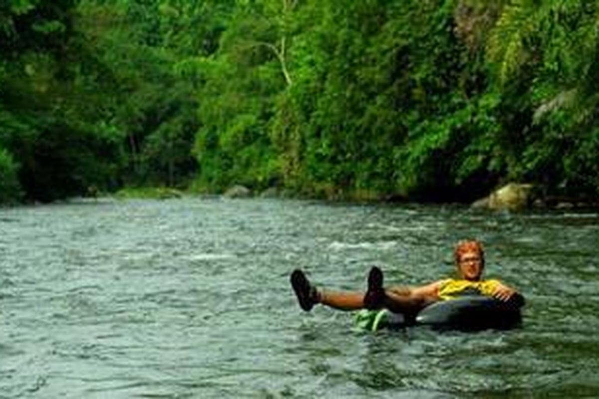 Ramon Tungka bermain baucus di Sungai Amandit, Hulu Sungai Selatan, Kalimantan Selatan.