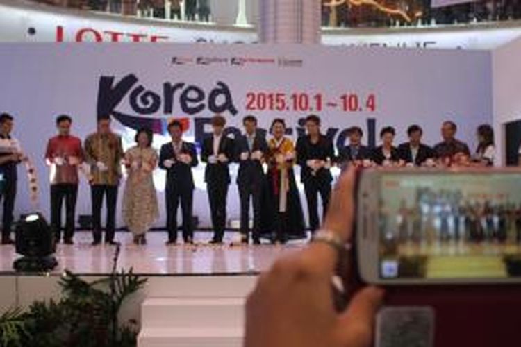 Leeteuk, Kang-In, bersama para undangan termasuk Duta Besar Korea untuk Indonesia Cho Tai Young menggunting pita bersama sebagai tanda Korea Festival 2015 resmi digelar.