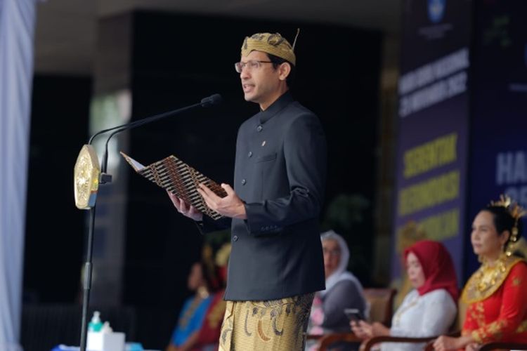 Menteri Pendidikan, Kebudayaan, Riset, dan Teknologi (Mendikbud Ristek), Nadiem Makarim memimpin upacara peringatan Hari Guru Nasional (HGN) 2022 di komplek Kemendikbud Ristek, Jumat (25/11/2022).