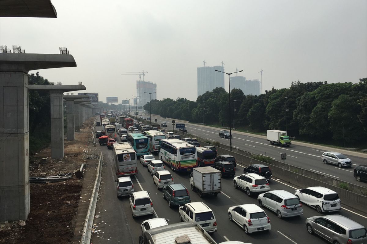 Suasana Tol Jakarta-Cikampek