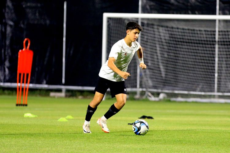 Jelang Piala Dunia U17 2023 Indonesia pemain Timnas Indonesia Amar Brkic latihan di Lapangan A komplek Stadion Gelora Bung Tomo Surabaya, Jawa Timur, Selasa (7/11/2023) malam.