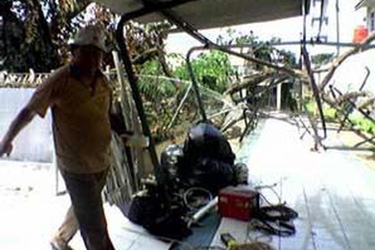 Bagian Instalasi Forensik dan Pemeliharaan Jenazah (IFPJ) RS Fatmawati, Jaksel yang rusak akibat tertimpa pohon roboh pascaserangan angin puting beliung, Jumat (28/11) sore.