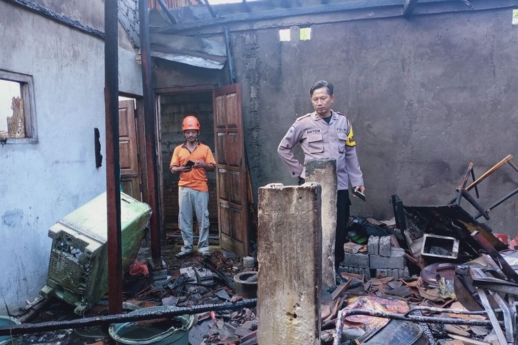 Dapur terbakar di Kapanewon Wonosari, Gunungkidul, DI Yogyakarta Minggu (10/7/2022)