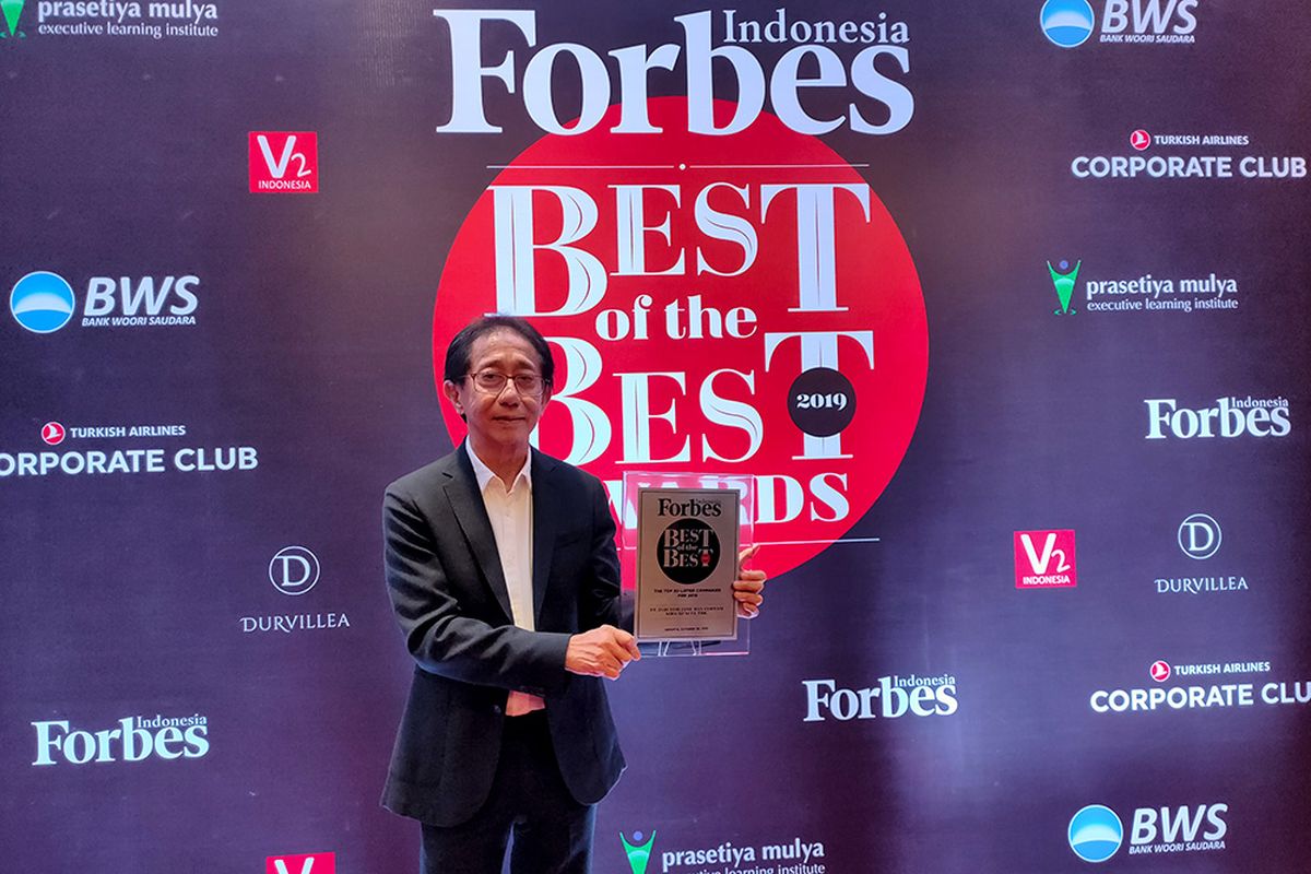 Direktur Sido Muncul, Irwan Hidayat saat Mendapat Penghargaan dari Forbes. (30/10/2019)