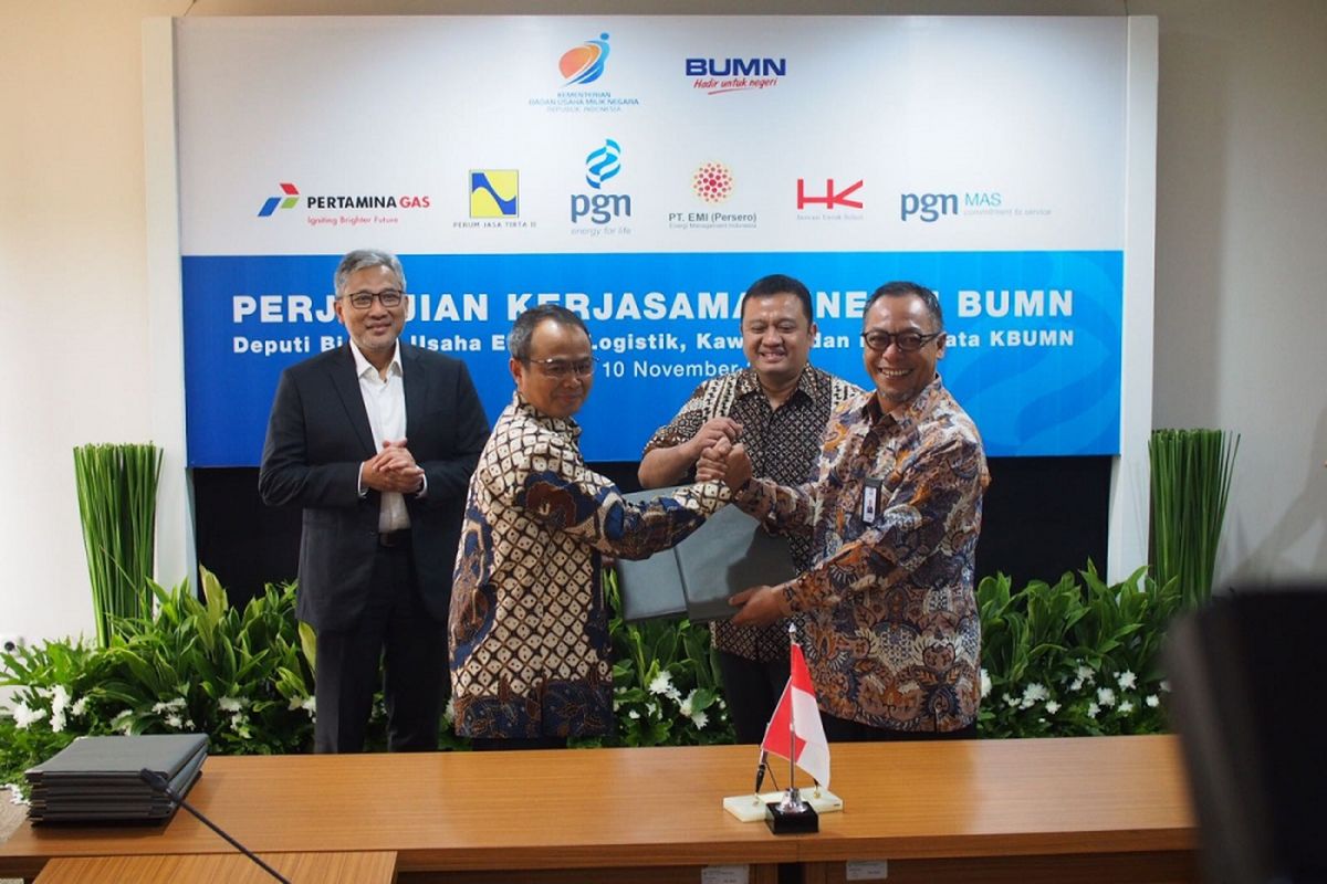 PT PGN (Persero) Tbk menandatangani kerjasama dengan empat BUMN, yakni Perum Jasa Titta II, PT Energy Management Indonesia, PT Pertamina (Persero), dan PT Hutama Karya (Persero), Jumat (10/11/2017)
