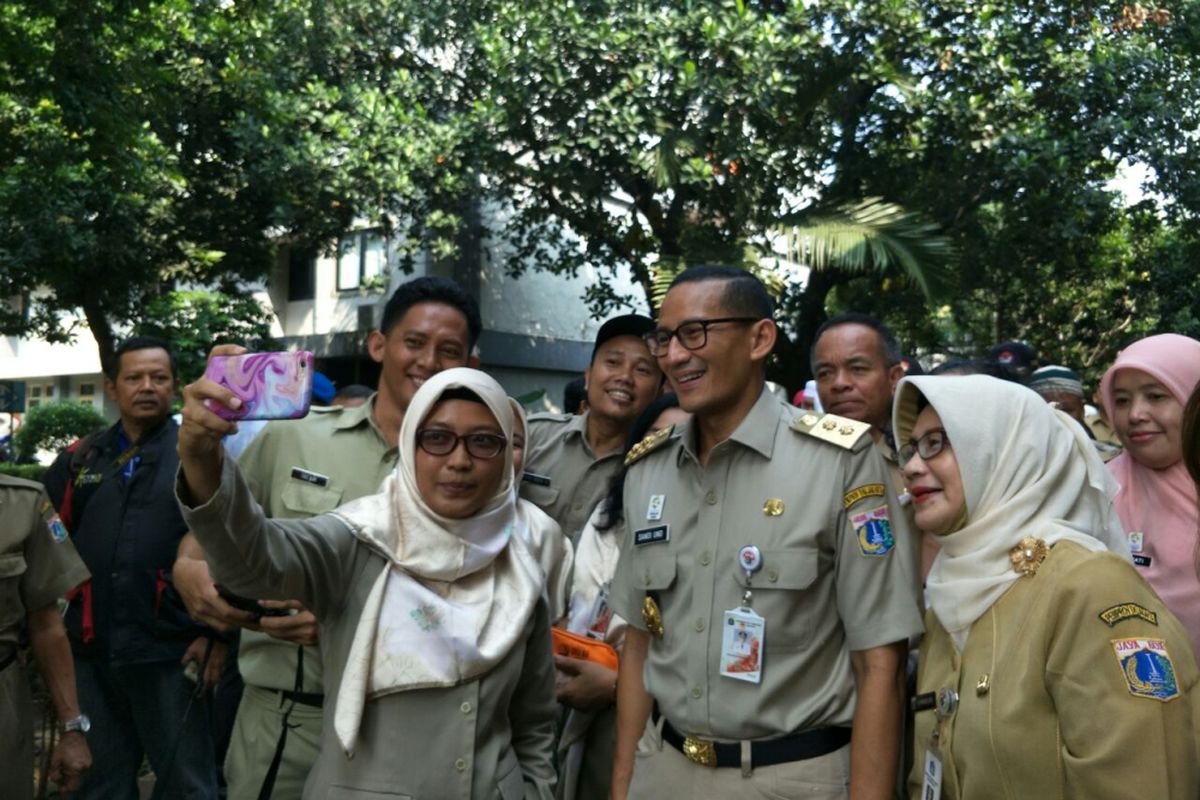 Wakil Gubernur DKI Jakarta Sandiaga Uno berfoto bersama pegawai di Pusat Pelatihan Pengembangan Industri Pasar Rebo, Jalan Raya Bogor,  Selasa (3/7/2018). 