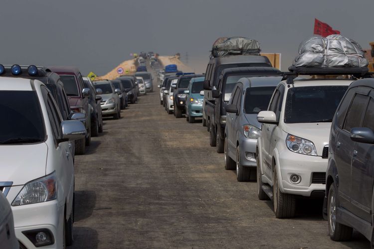 Kendaraan melintasi Tol Pejagan - Brebes, Jawa Tengah, saat arus mudik lebaran H-6, Sabtu (11/7/2015). Tol Pejagan-Brebes dioperasikan untuk mengurangi kemacetan arus mudik lebaran meski kondisi fisik jalan masih jelek. KOMPAS IMAGES/KRISTIANTO PURNOMO