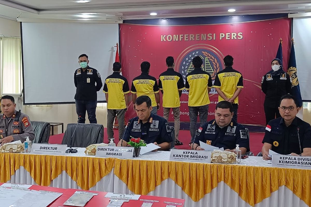 Kantor Imigrasi Kelas I Khusus TPI Soekarno-Hatta telah menangkap dua dari lima pelaku sindikat penyelundupan manusia.  Dua orang tersebut adalah pria berinisial JS (24) dan VK (26).