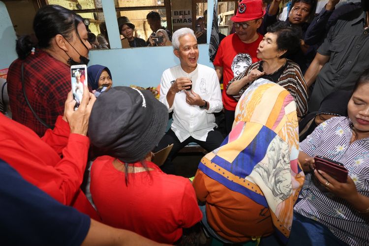 Ganjar Pranowo  blusukan ke Pasar Kota Wonogiri, Jawa Tengah, Jumat (29/12/2023). 