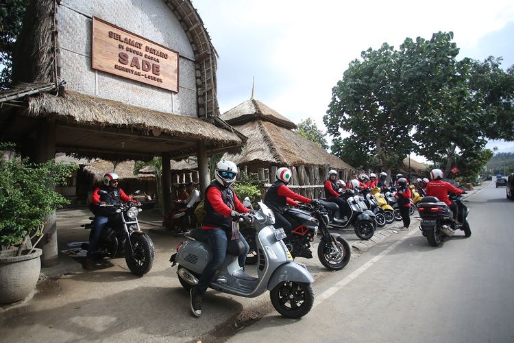 Rombongan turing PT Piaggio Indonesia keluar dari gerbang Desa Sade. Kehadiran barisan panjang sepeda motor ini mengundang perhatian banyak orang yang ada sekitar jalan raya Desa Rambitan, Pujut, Lombok Tengah, di mana desa wisata itu berada.