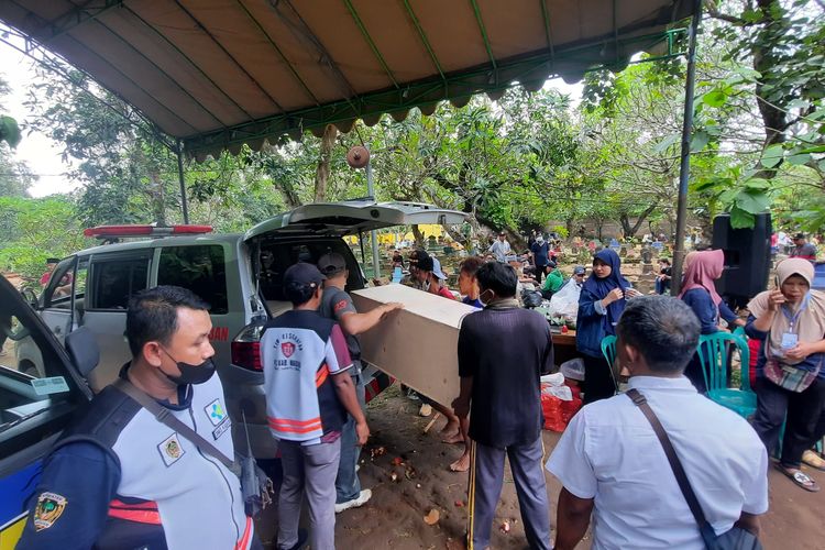 Salah satu jenazah yang dimasukkan dalam peti direlokasi tempat pemakamannya ke tempat baru. Relokasi 99 makam di TPU Kelurahan Krajan, Kecamatan Mejayan, Kabupaten Madiun, Jawa Timur dilakukan setelah tanah area TPU di keluarahan tersebut longsor diterjang banjir akibat hujan deras.