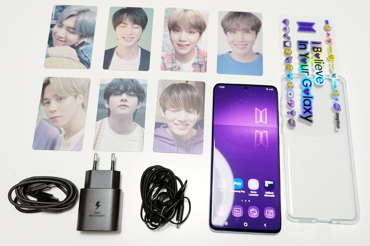 Kelengkapan Galaxy S20 Plus BTS Edition dengan tujuh foto anggota BTS, stiker, serta kelengkapan standar lainnya.