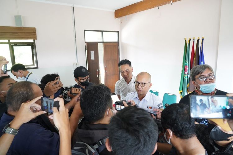 VP PT KAI Joni Martinus saat memberikan keterangan pers di Bandung, Jumay (4/11/2022). Joni mengatakan, PT KAI secara resmi meminta permohonan penundaan eksekusi aset KAI di Jalan Elang, Kelurahan Garuda, Kota Bandung.