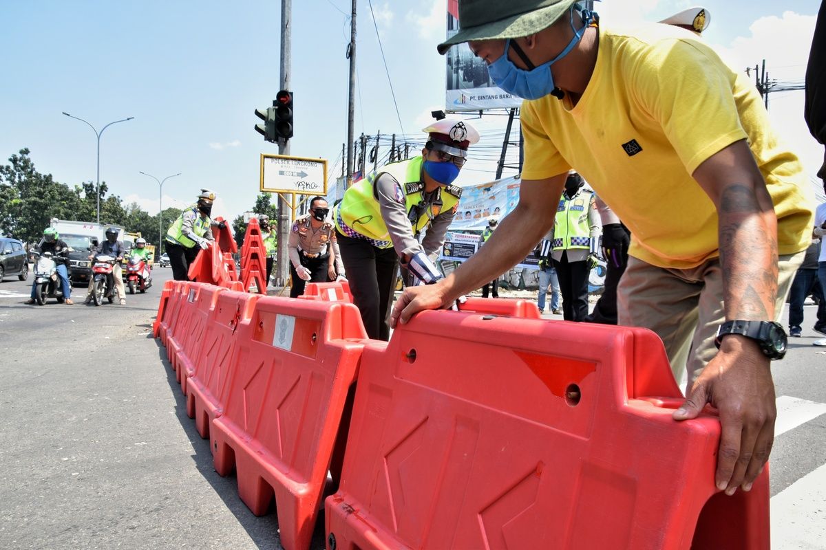 Satlantas Polrestabes Bandung tengah melakukan penutupan jalan Buah Batu Kota Bandung, Rabu (29/4/2020). Penutupan yang merupakan hasil evaluasi Pembatasan Sosial Berskala Besar (PSBB) ini diharapkan dapat menekan aktivitas warga selama PSBB ini.