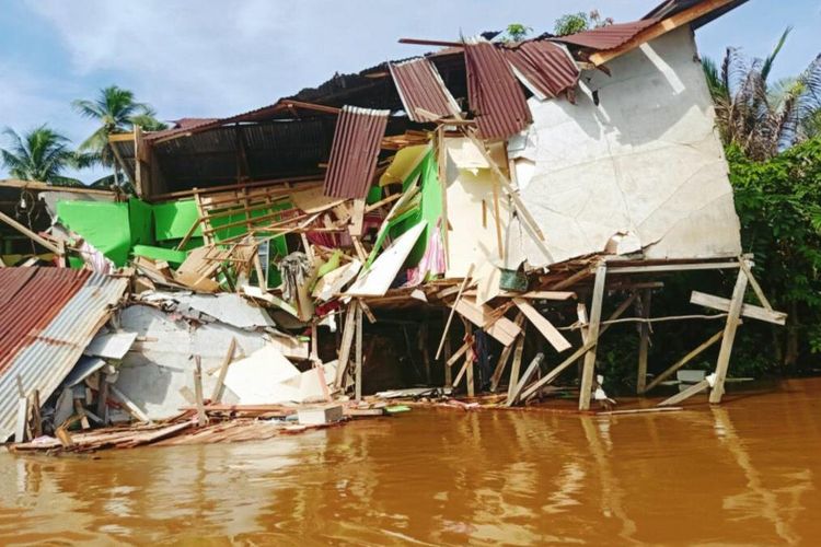 Sebuah tongkang tanpa muatan menabrak sebuah rumah di pesisir Sungai Kapuas, Desa Sebemban, Kecamatan Tayan Hilir, Kabupaten Sanggau, Kalimantan Barat (Kalbar). Peristiwa tersebut mengakibatkan seorang perempuan, bernama Tiana (80) tewas.