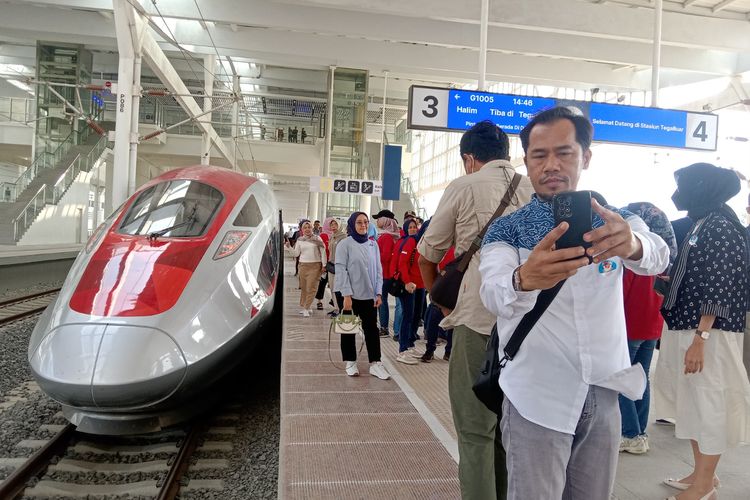 Salah satu warga yang mengikuti uji coba kereta cepat relasi Jakarta-Bandung secara gratis berfoto ketika sampai di Stasiun Tegalluar, Jawa Barat, Jumat (15/9/2023).