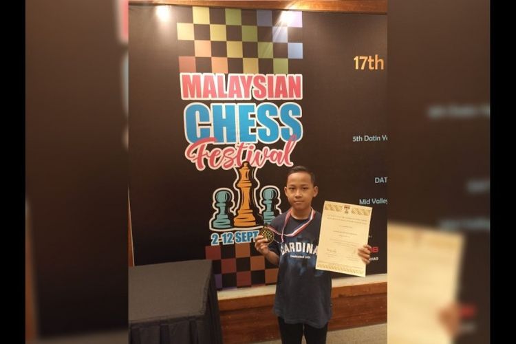 Rafa Firjullah, siswa Madrasah Ibtidaiyah Negeri(MIN) 1 Murung Raya, Provinsi Kalimantan Tengah, raih medali emas di kompetisi Age Group Chess Championship KU 16 tahun 2022.