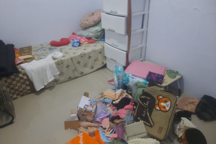 Salah satu kamar di rumah Luhung (30) yang berantakan usai diacak-acak oleh komplotan maling pada Selasa (10/10/2023). Peristiwa yang terjadi di Perumahan D'Ragajaya Residence itu merupakan yang kedua kali dalam rentang waktu dua minggu.