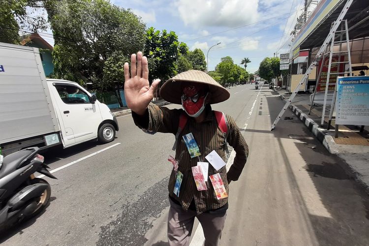 Aktivis Jogja Corruption Watch (JCW) Baharuddin Kamba mendatangi Kantor Badan Pengawas Pemilu (Bawaslu) Gunungkidul, Yogyakarta, pada Kamis (3/12/2020).