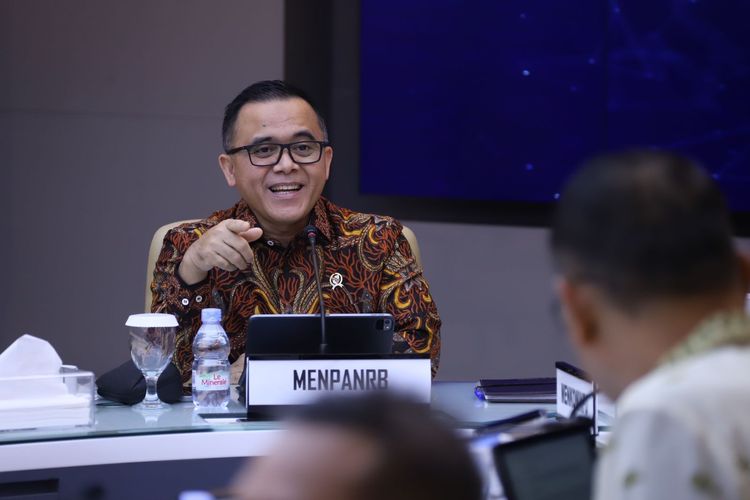 Menteri Pendayagunaan Aparatur Negara dan Reformasi Birokrasi (Menpan-RB) Abdullah Azwar Anas bertemu Menteri Komunikasi dan Informatika (Menkominfo) Budi Arie Setiadi di Kantor Kementerian Komunikasi dan Informatika (Kemenkominfo), di Jakarta, Jumat (6/10/2023).
