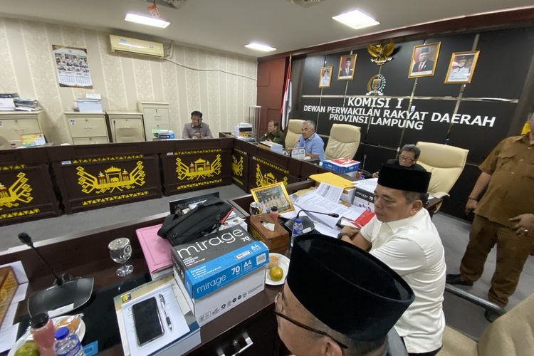 Rapat dengar pendapat antara Komisi 1 DPRD Lampung dengan BKD dan Inspektorat Lampung terkait pemukulan eks kabid terhadap pegawai magang.