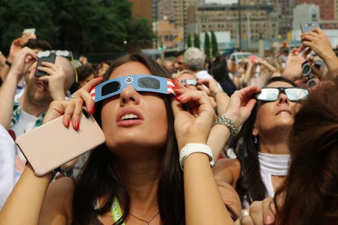 Sama Saja, Orang New York Juga Norak Lihat Gerhana Matahari