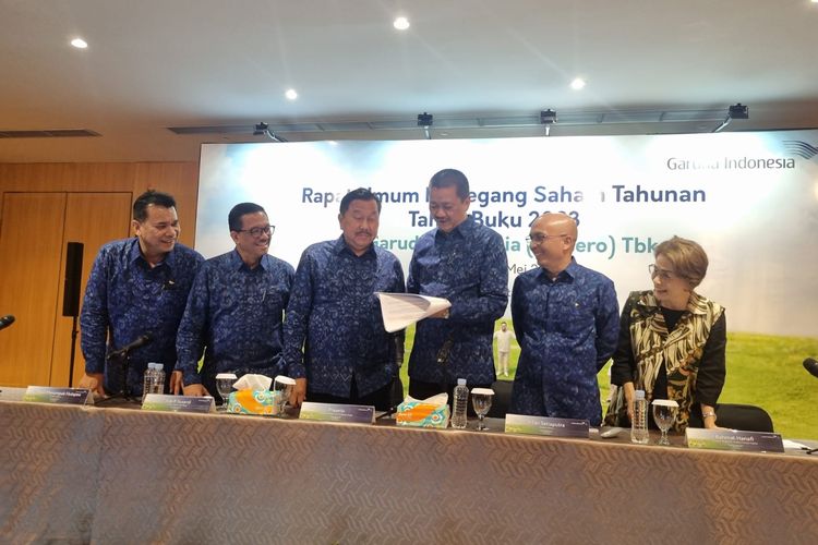 Direktur Keuangan dan Manajemen Resiko Garuda Indonesia Prasetio, Direktur Utama Garuda Indonesia Irfan Setiaputra, dan jajaran direksi lainnya saat konferensi pers RUPST 2023 di Gedung Manajemen Garuda Indonesia, Rabu (22/5/2024).