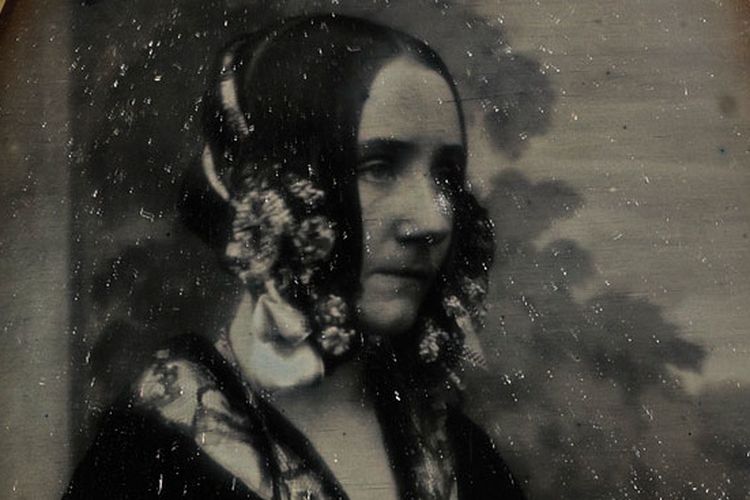 Foto Ada Lovelace, programer pertama di dunia yang diambil di dekat Regents Park, London.