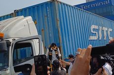Saat Sri Mulyani Panjat Truk Kontainer yang Bawa Barang Impor di Pelabuhan Tanjung Priok
