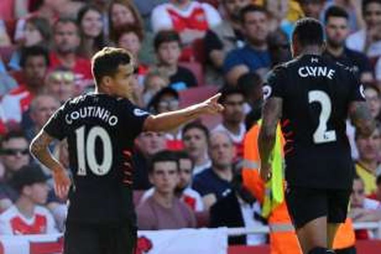 Philippe Coutinho (kiri) merayakan gol Liverpool ke gawang Arsenal pada partai Premier League di Stadion Emirates, Minggu (14/8/2016).