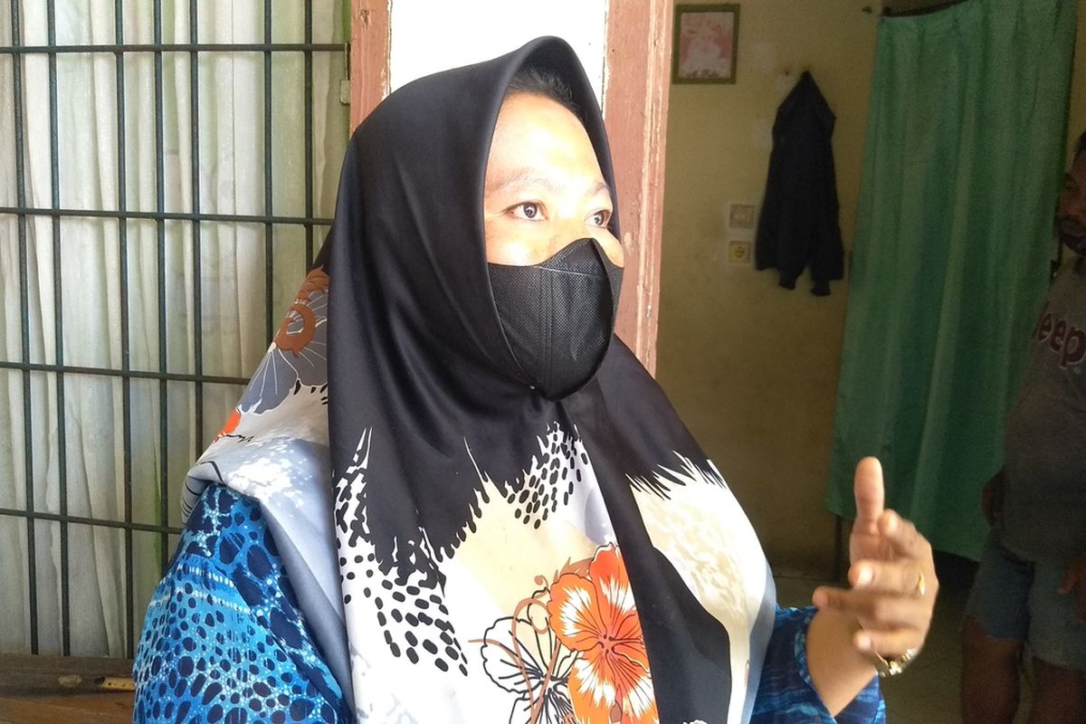 Murni (41), ibu korban menjelaskan kronologi penganiayaan terhadap anaknya W (15) oleh temannya berinisial D pada Senin (20/12/2021) sore.