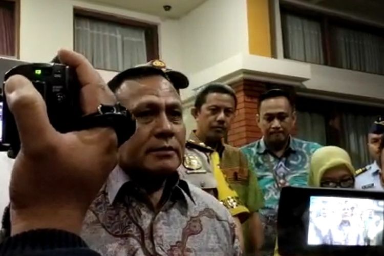 Irjen Pol Firli Bahuri Kapolda Sumatera Selatan yang terpilih sebagai ketua KPK ketika tiba di Bandara Sultan Mahmud Badaruddin II Palembang, Jumat (13/9/2019).