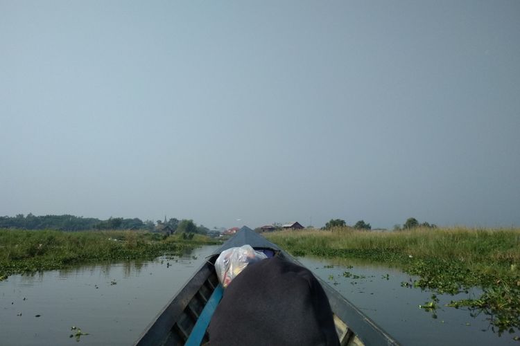 Berwisata di Danau Inle, Myanmar dengan perahu boat.