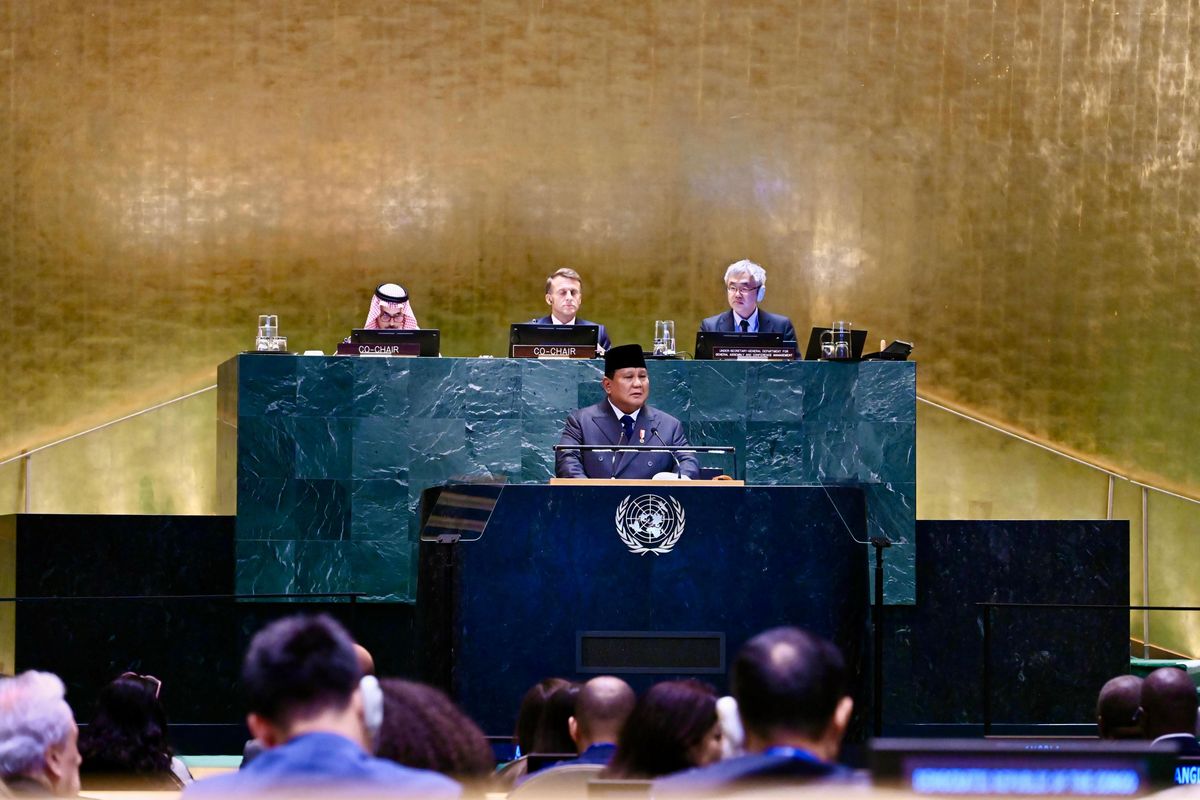 Presiden Republik Indonesia, Prabowo Subianto saat pidato dalam Konferensi Internasional Tingkat Tinggi (KTT) untuk Penyelesaian Damai atas Masalah Palestina dan Implementasi Solusi Dua Negara yang digelar di Gedung Majelis Umum Perserikatan Bangsa-Bangsa (PBB), New York, Amerika Serikat, pada Senin (22/9/2025).
