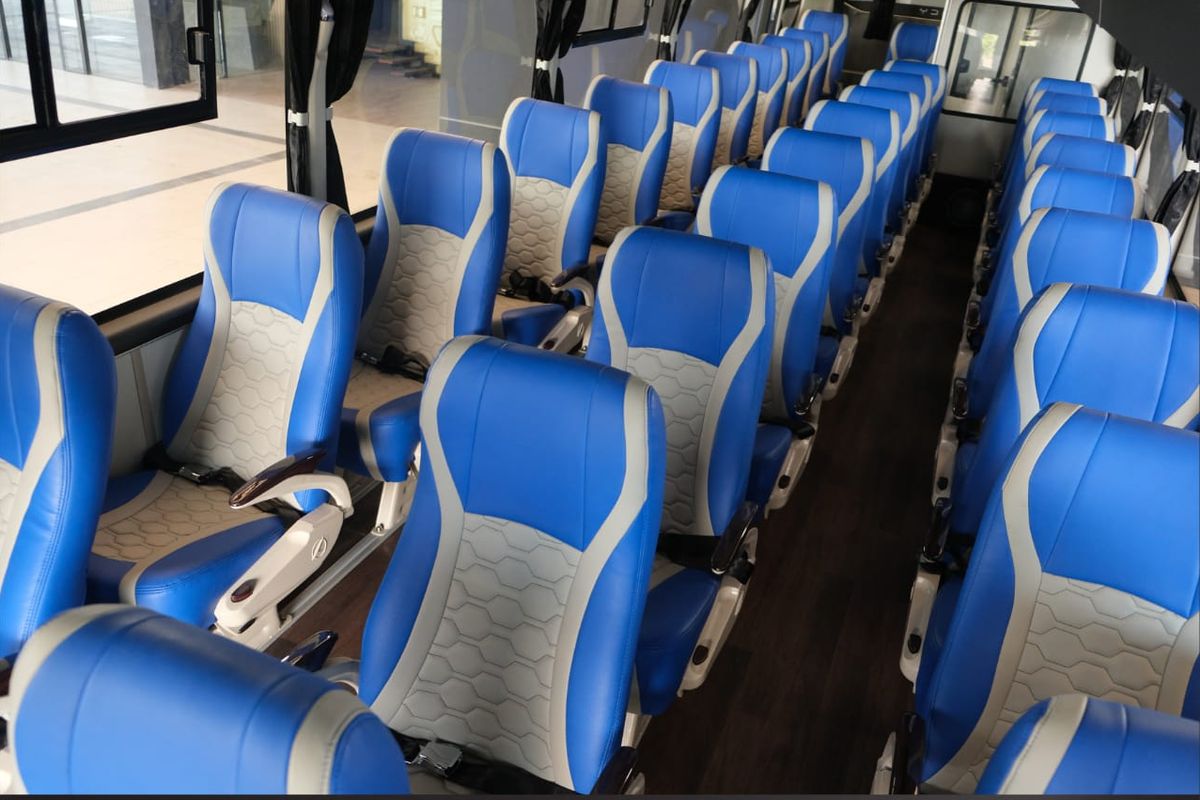 Bus dengan tiga banjar kursi
