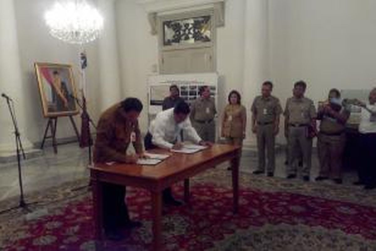 Gubernur DKI Jakarta Basuki Tjahaja Purnama menandatangani MoU kerjasama dengan Direktur Utama Perumnas Himawan Arief Sugoto, di Balai Kota, Selasa (28/4/2015). 