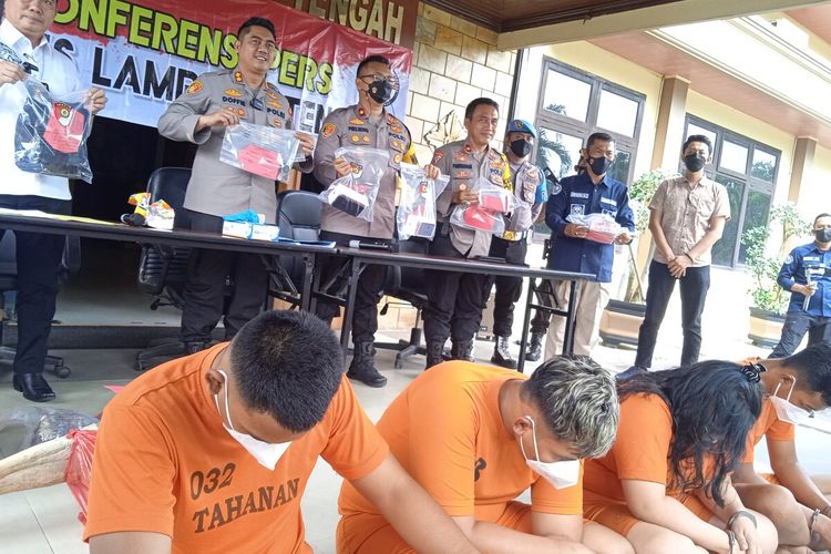 Barang bukti berupa iPhone keluaran terbaru yang dibeli para pelaku pembunuhan pengusaha papan bunga di Lampung.