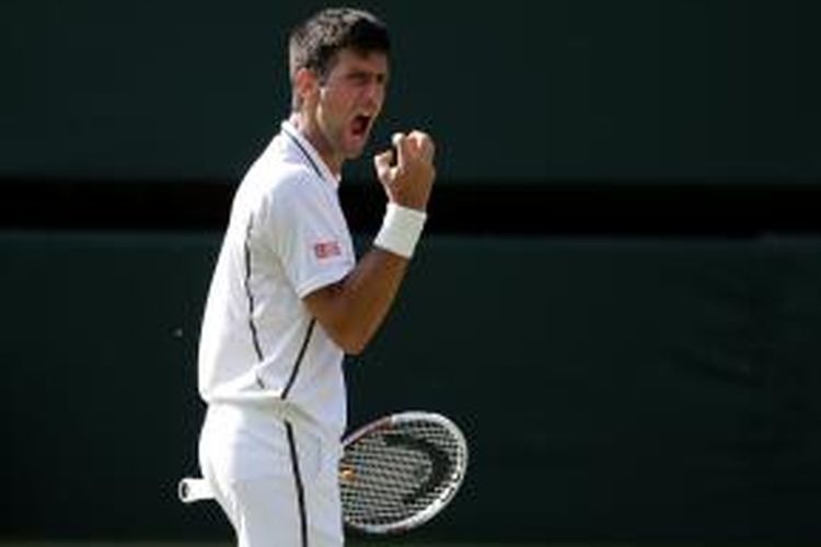 Petenis Serbia, Novak Djokovic, berteriak setelah meraih poin atas Juan Martin del Potro dari Argentina, pada laga semifinal turnamen Grand Slam Wimbledon, Jumat (5/7/2013).