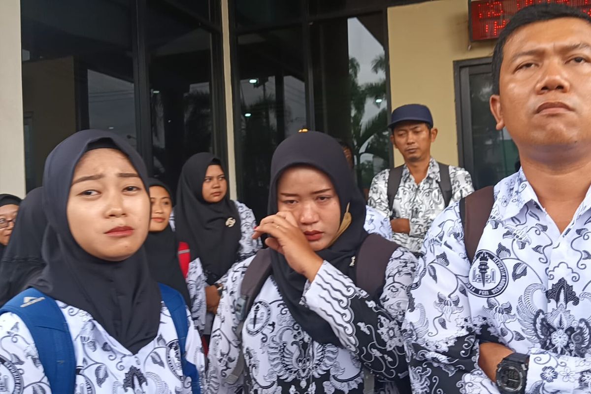 Guru honorer Kabupaten Jember yang lulus PPPK tapi dibatalkan saat mendatangi kantor DPRD Jember, Rabu (22/1/2025)