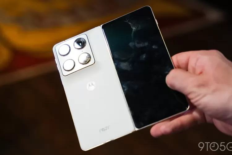 Motorola resmi memperkenalkan Razr Fold, ponsel lipat book-style pertama dalam lini Razr.