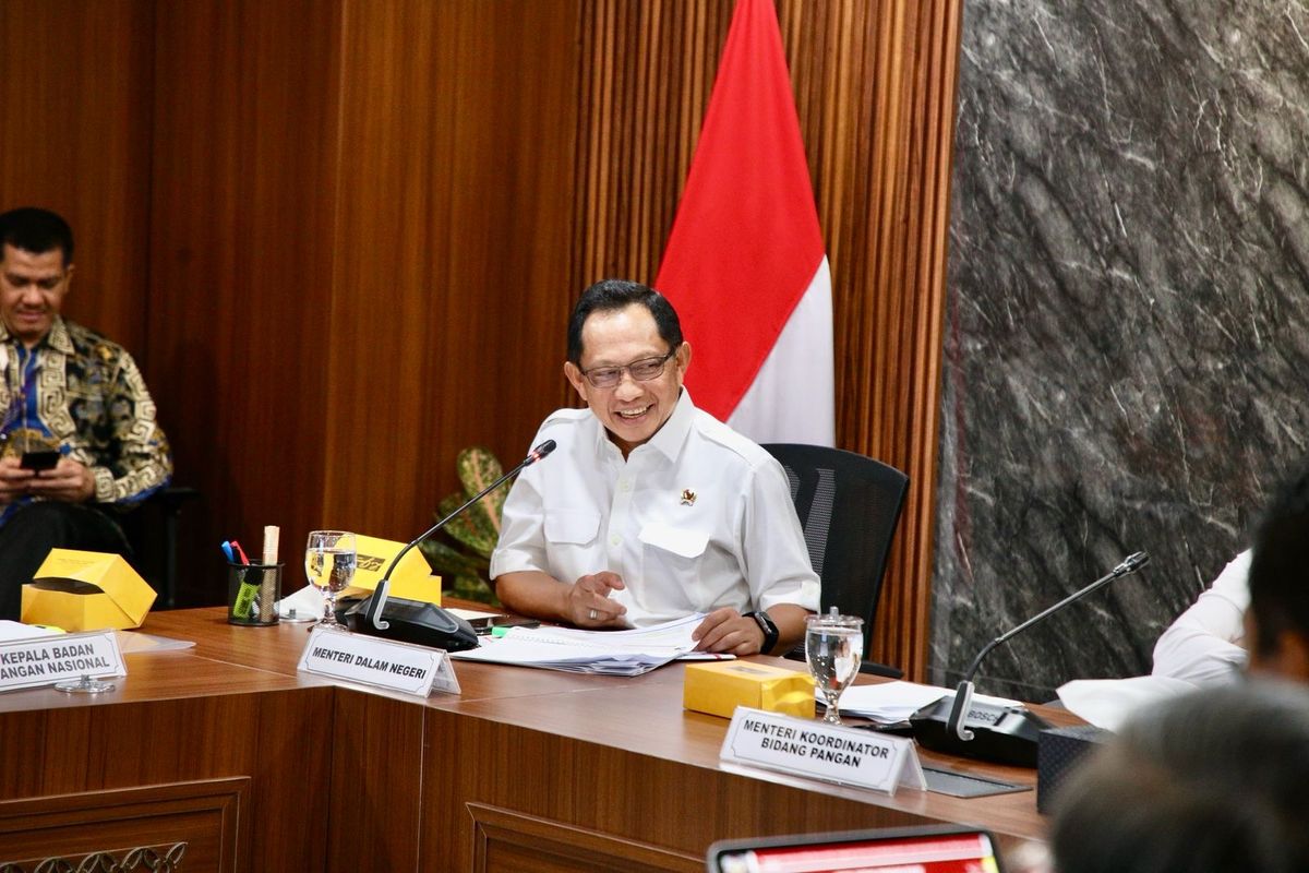 Menteri Dalam Negeri Muhammad Tito Karnavian dalam Rapat Koordinasi Terbatas Tindak Lanjut Arahan Presiden Terkait Manipulasi Harga Beras dan Beras Oplosan yang dipimpin oleh Menteri Koordinator Bidang Pangan Zulkifli Hasan, di Kantor Kementerian Koordinator Bidang Pangan, Jakarta, Jumat (25/7/2025).