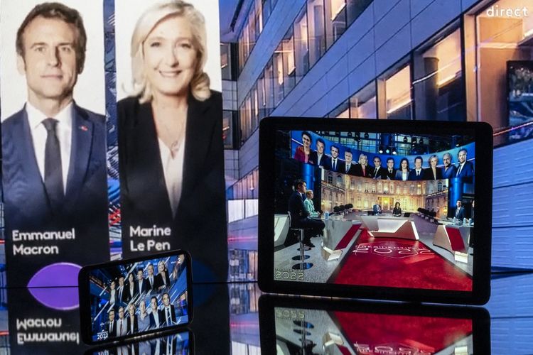 Foto yang diambil di Toulouse, Perancis, pada Minggu (10/4/2022) ini menunjukkan layar yang menampilkan acara televisi yang menunjukkan hasil yang diproyeksikan setelah penutupan tempat pemungutan suara pada putaran pertama pemilihan presiden Prancis.