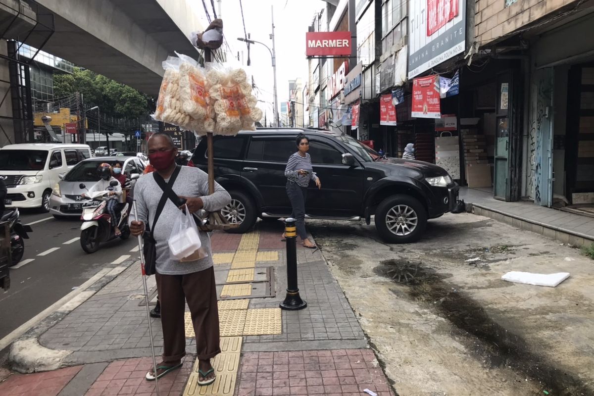 Ridwan (40), tunanetra penjual krupuk saat menabrak truk yang parkir hingga melewati jalur kuning khusus penyandang disabilitas di Jalan Panglima Polim, Pulo, Jakarta Selatan pada Jumat (26/2/2021) sore.