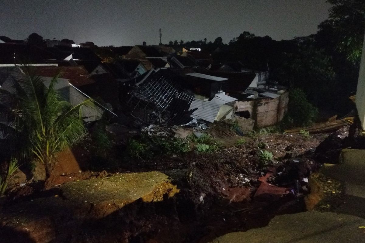 Tiga rumah rusak setelah tertimpa material longsor di kawasan Cipayung, Ciputat, Tangerang Selatan, Sabtu (12/6/2021).