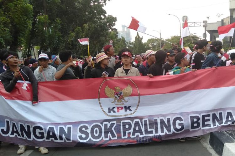 Aksi demonstrasi susulan kembali terjadi lagi di depan gedung Komisi Pemberantasan Korupsi (KPK), Jumat (13/9/2019). Mereka datang untuk menyuarakan dukungan terhadap revisi UU KPK.