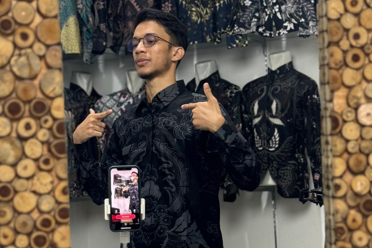 Rayyan, live streaming jualan online Helwa Batik For Men