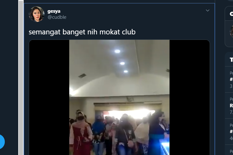 Tangkapan layar akun Twitter gesya, @cudble yang mengunggah video viral sejumlah warga berebut memasuki mall di Lebak, Banten.