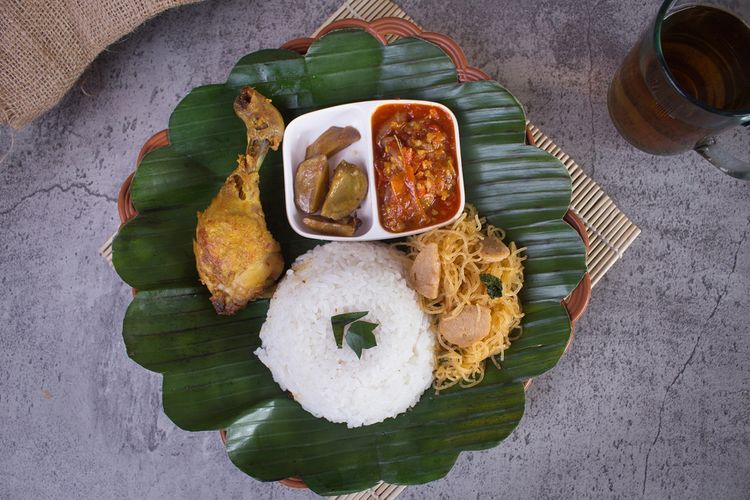 Ilustrasi nasi timbel lengkap dengan lauk pauk. Nasi timbel juga bisa dibikin pakai rice cooker.