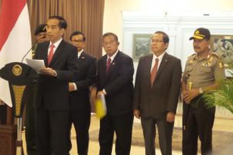 Presiden Joko Widodo menyampaikan tujuan kunjungannya ke Timur Tengah dalam jumpa pers di Bandara Halim Perdanakusuma, Jumat (11/9/2015).