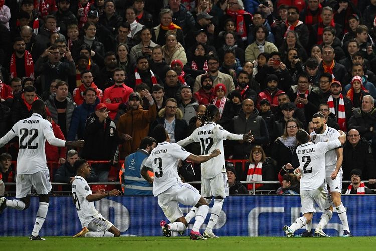 Penyerang Real Madrid Karim Benzema (kanan) dikerumuni oleh rekan setimnya setelah mencetak gol keempat tim pada leg pertama babak 16 besar Liga Champions antara Liverpool vs Madrid di Anfield di Liverpool, Inggris, pada Kamis 22 Februari 2023 dini hari WIB.